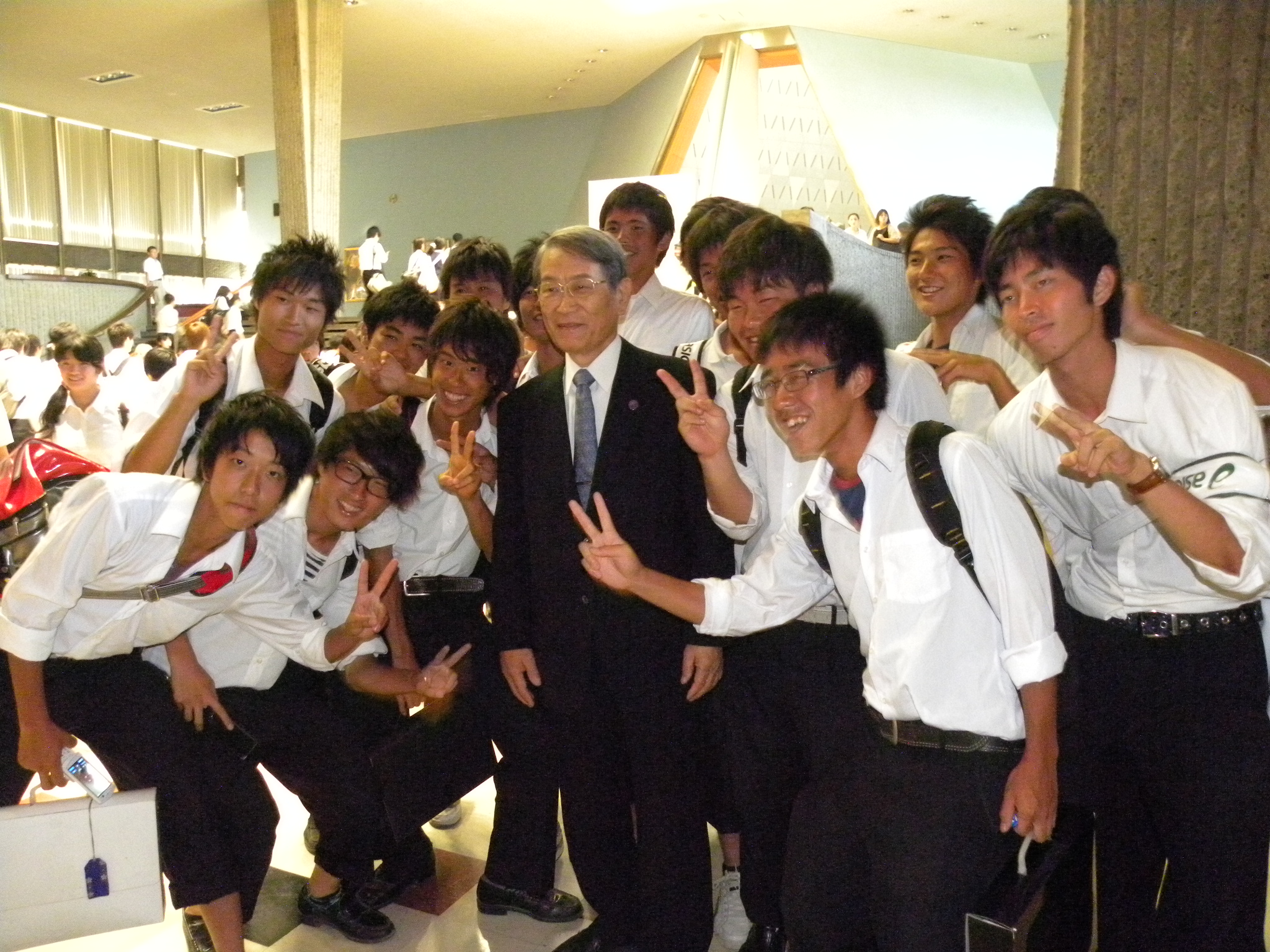 松本紘先生と高校生